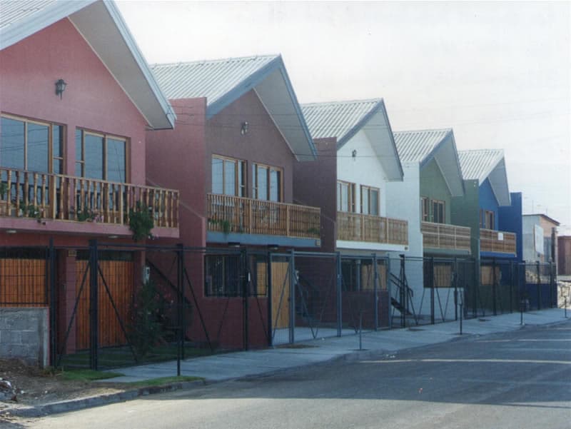 Fachadas del proyecto Cerro Dragón, casas de dos pisos en colores vivos