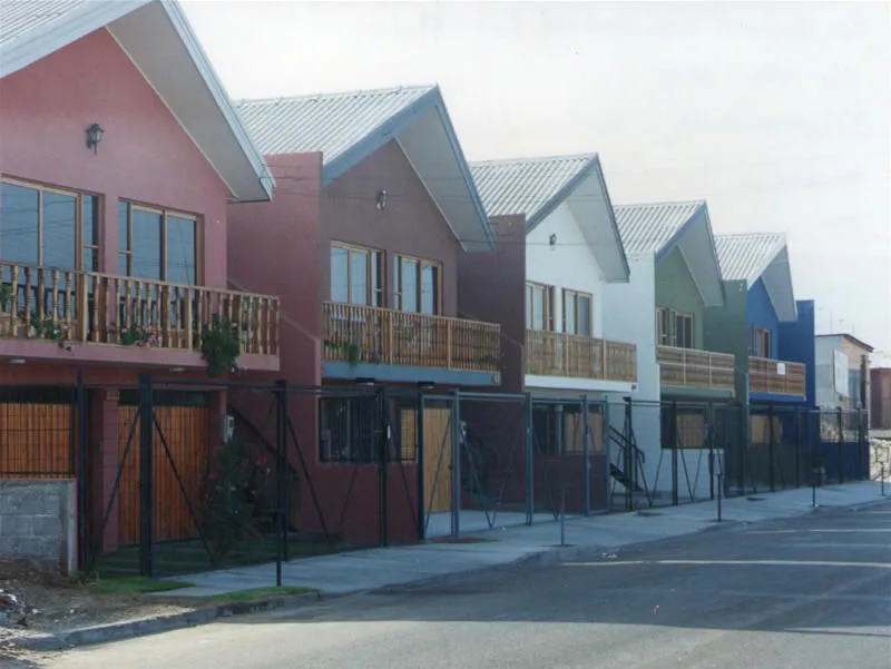 Fachadas del proyecto Cerro Dragón, casas de dos pisos en colores vivos